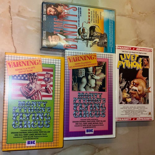 Monty Python & John Cleese VHS-samling 4st – Time Bandits + Flying Circus