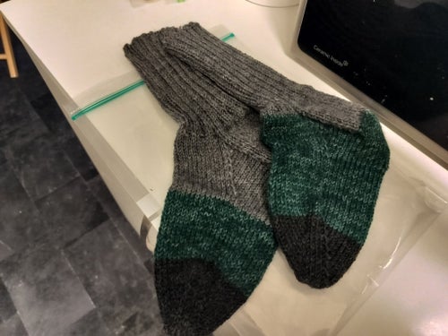 Grågröna strumpor raggsockar hand stickade