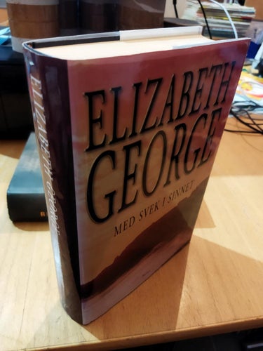 Med svek i sinnet av Elizabeth George. Bok, inbunden. Very Fine plus