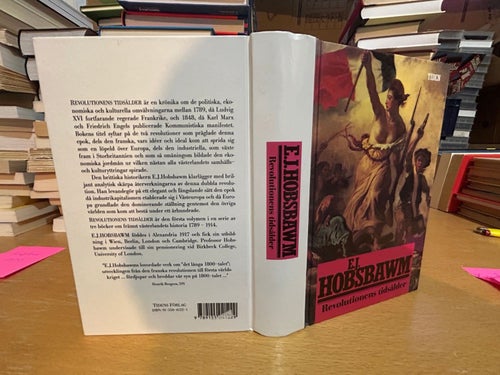 Revolutionens tidsålder av Eric J. Hobsbawm, bok, Very Fine plus