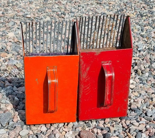 Paret bärplockare i metall - orange och mörkröd