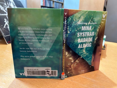 Mina systrar badade aldrig av Christina Wahlden, bok, very fine, SM