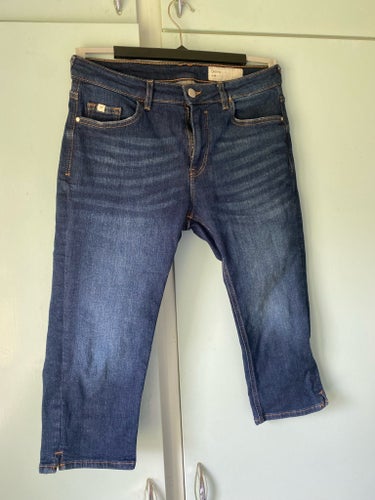 Esprit blåa jeans knälånga, storlek W 28