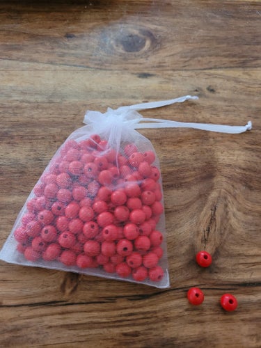 Röda pärlor, plast, för pyssel osv