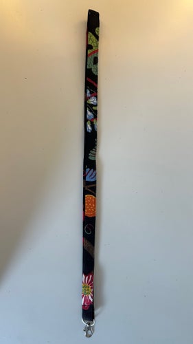 NYCKELBAND I TYG FRÅN SVENSKT TENN, MÖNSTER FRÅN JOSEF FRANK/TEXTIL EKVARTON
