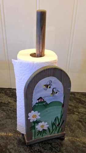 Hushållspappershållare i trä.