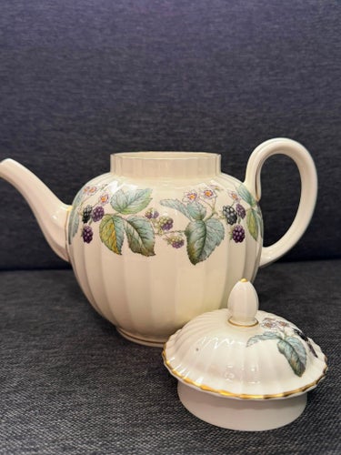 Royal Worcester Lavinia tekanna