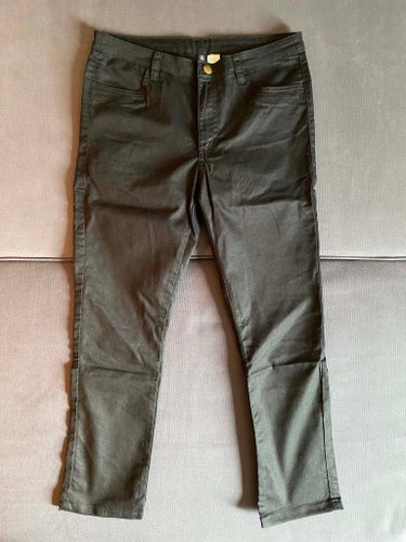 NYSKICK! H&M svarta trekvartsbyxor, storlek 38
