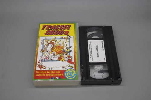 Trasselsudd - Trassliga äventyr med världens busigaste hund - INPLASTAD - (VHS)