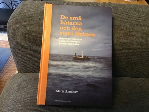 De små båtarna och den stora flykten av Mirja Arnshav. Inbunden 224 sidor.