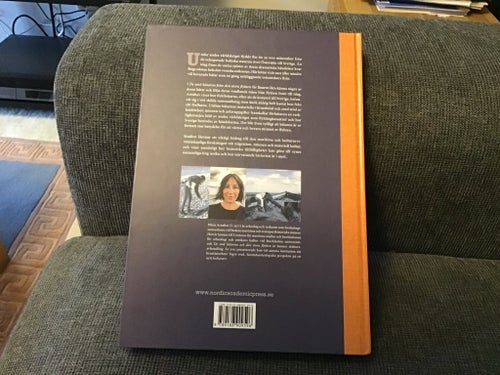 De små båtarna och den stora flykten av Mirja Arnshav. Inbunden 224 sidor.
