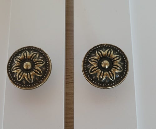Knapp 8 stycken Knoppar Metall Lådknoppar Dörrar Möbler Skåp handtag