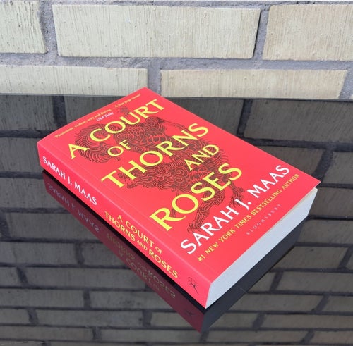 A Court of Thorns and Roses av Sarah J. Maas, 2015, English
