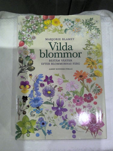Vilda blommor : bestäm växter efter blommornas färg av Marjorie Blamey