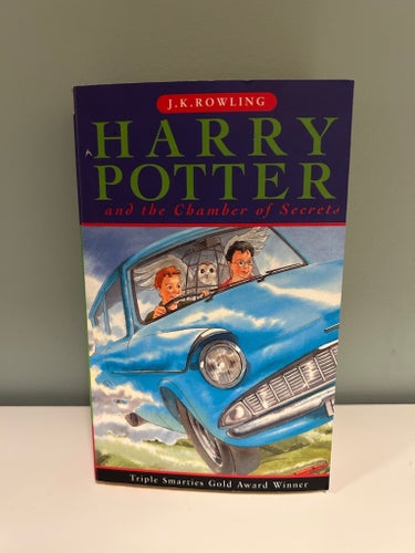 Harry Potter and the Chamber of Secrets av J.K. Rowling, 1998