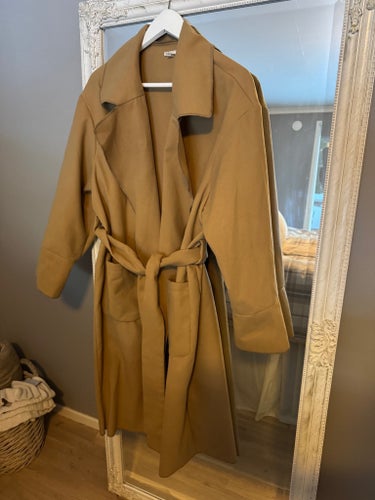 Beige kamelfärgad kappa 42