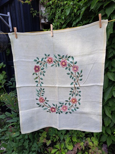 Äldre broderad duk 70 x 80 cm