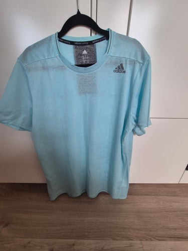 Adidas ljusblå t-shirt, storlek L