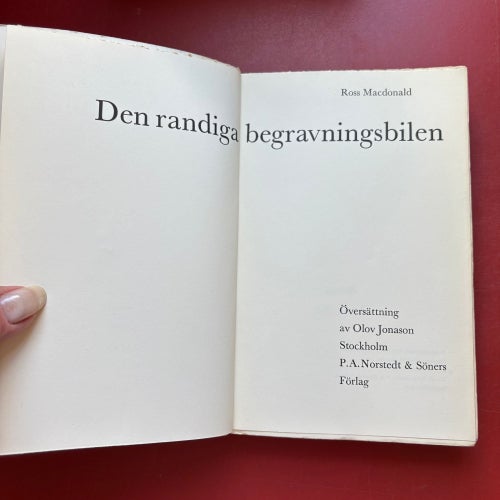 DEN RANDIGA BEGRAVNINGSBILEN av Ross MacDonald 1964