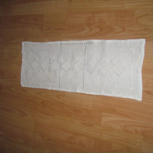 Handbroderad vit duk