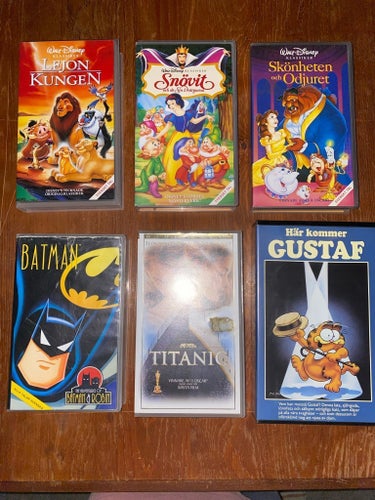 VHS-filmer: Lejonkungen, Snövit, Skönheten och Odjuret, Batman, Titanic, Här