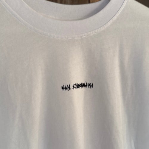 HAN KJØBENHAVN vit t-shirt