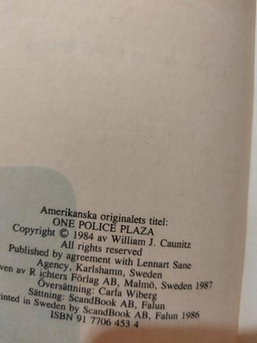 Polishuset av ' William J Caunitz. Very Good plus