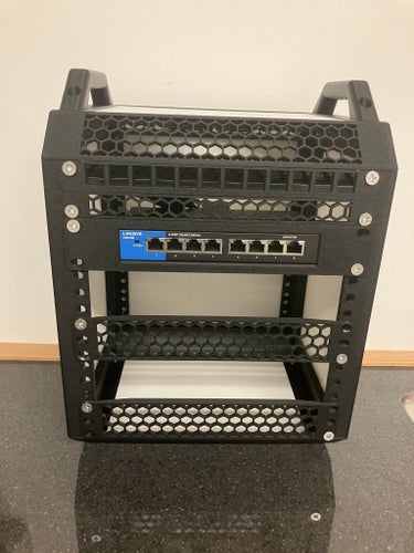 10" "LabRax" minirack inkl. 8 portars Linksys Gbit-switch och kablage