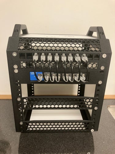 10" "LabRax" minirack inkl. 8 portars Linksys Gbit-switch och kablage