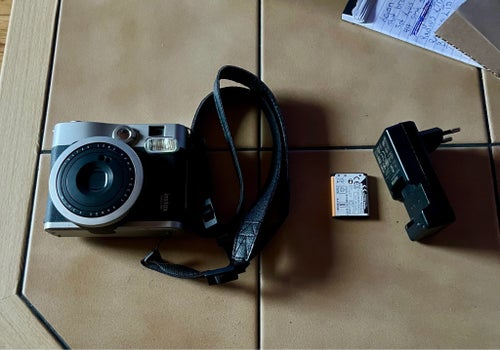 Fujifilm Instax Mini 90 Neo Classic – Nyskick med originalladdare!