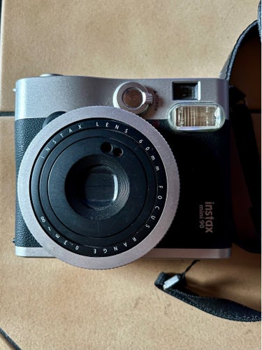 Fujifilm Instax Mini 90 Neo Classic – Nyskick med originalladdare!