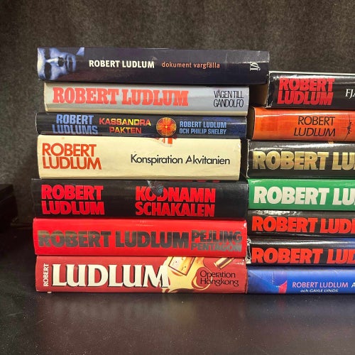 23 böcker av Robert Ludlum - Bokpaket