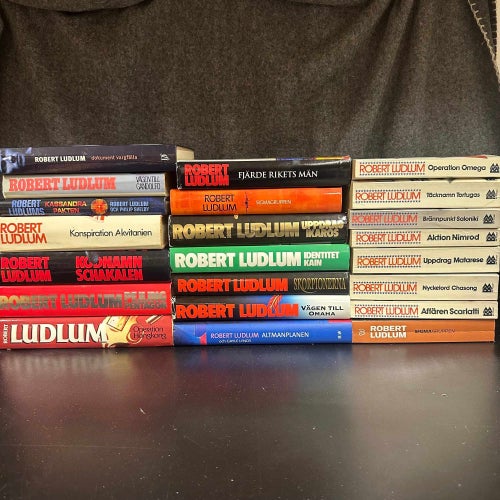 23 böcker av Robert Ludlum - Bokpaket