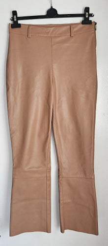 Eleganta, ljusbruna byxor skinnimitation KappAhl, storlek 36.