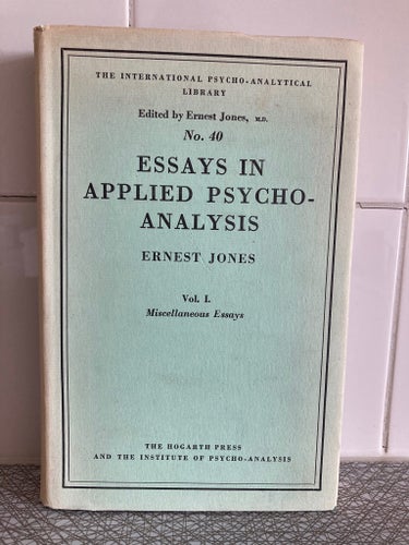 Essays in Applied Psycho-Analysis by Jones, Ernest. Tryckt 1951