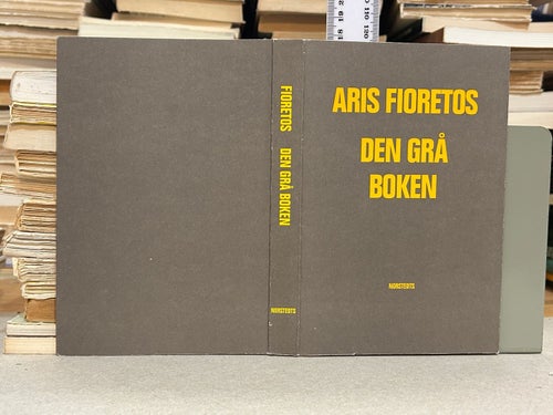 Den grå boken av Aris Fioretos. Bok. Fine