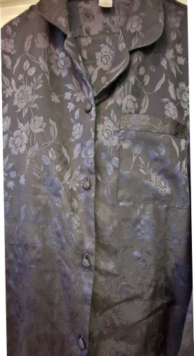Mörkblått pyjamasset med blommönster, storlek M