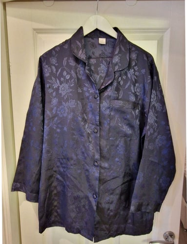 Mörkblått pyjamasset med blommönster, storlek M