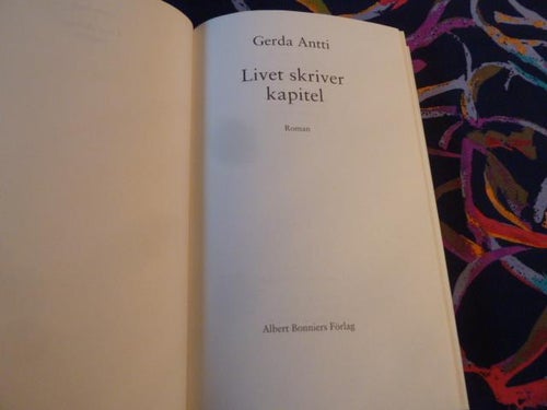 LIVET SKRIVER KAPITEL, G. ANTTI, 2001,  BÖCKER