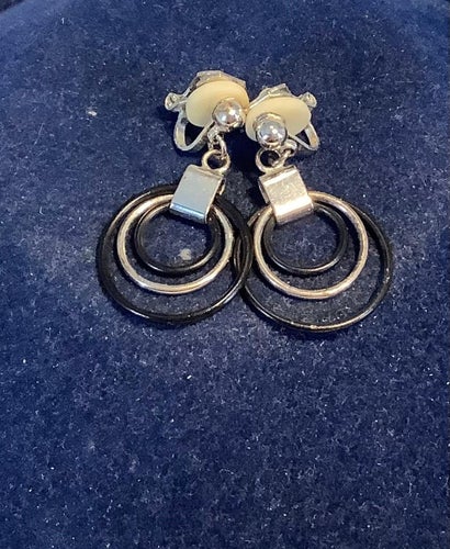 Fina örhängen med svarta och silverfärgade ringar (2101)