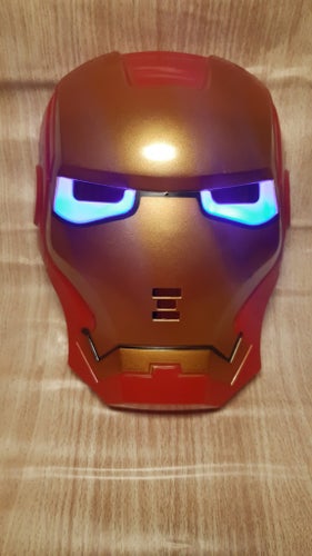Iron man mask med lysande ögon