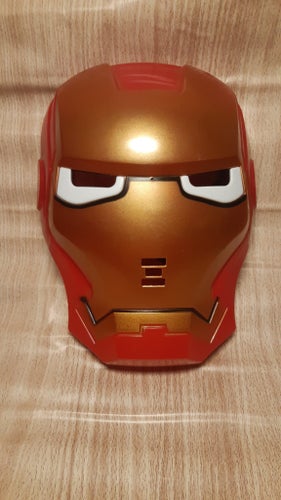 Iron man mask med lysande ögon