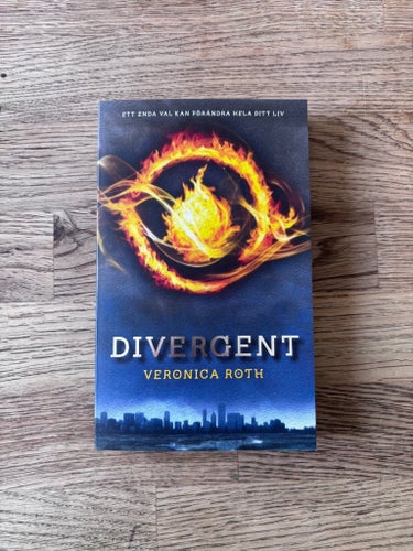 Divergent-bokaerien av Veronica Roth, 2012