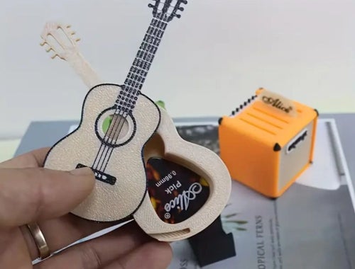 Dekorativ Gitarr - miniatyr prydnad eller dockskåpet