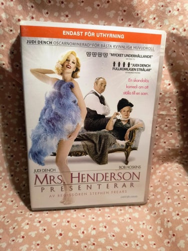 Mrs. Henderson Presenterar DVD