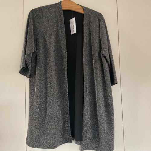 NY ALDRIG ANVÄND Festkavaj/jacka, superfin glittrig, kort arm, v-ringad, 42/44.