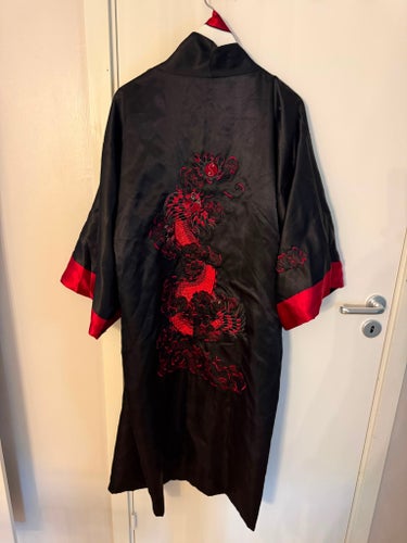 Svart/röd morgonrock Lachineuse vändbar kimono med drakbrodyr – nyskick
