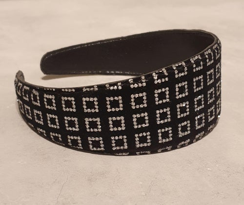 Diadem, brett i svart i sammet med strass / strassprytt, onesize. Nytt!