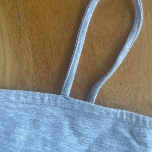 Grå crop top