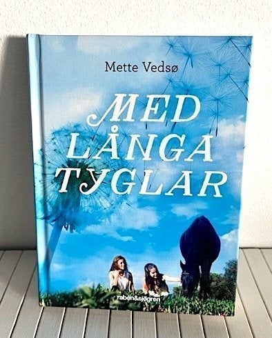 MED LÅNGA TYGLAR av Mette Vedsø